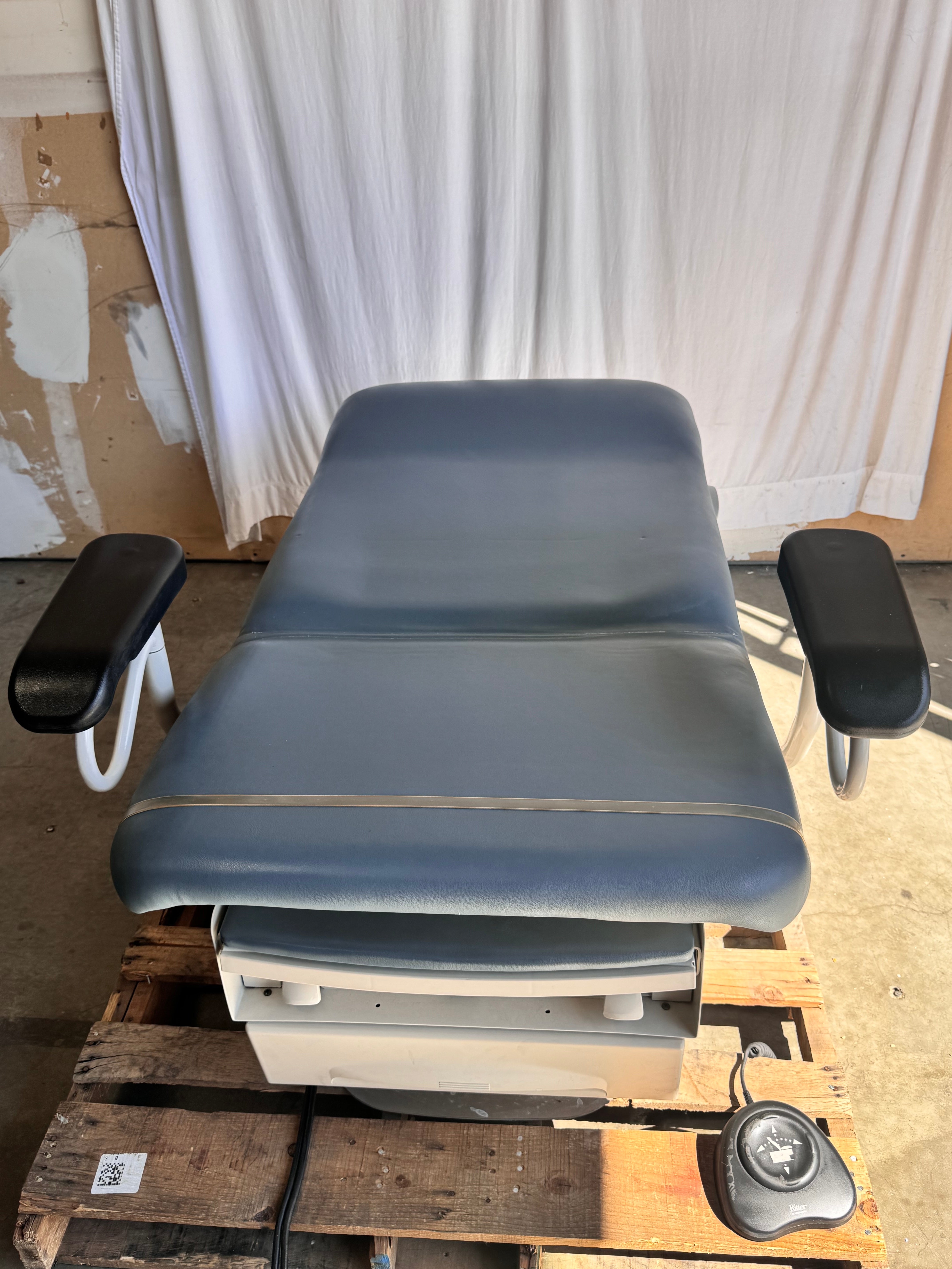 Midmark Ritter 223 | Low Barrier‑Free Power Exam Chair Table with Footswitch